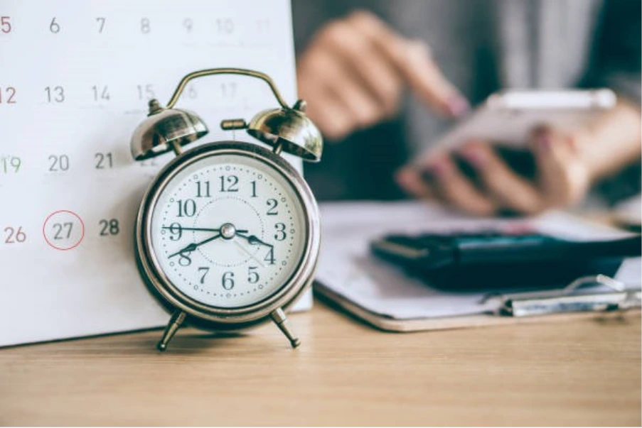 calendar and clock representing mortgage deal deadlines and early repayment charge timing
