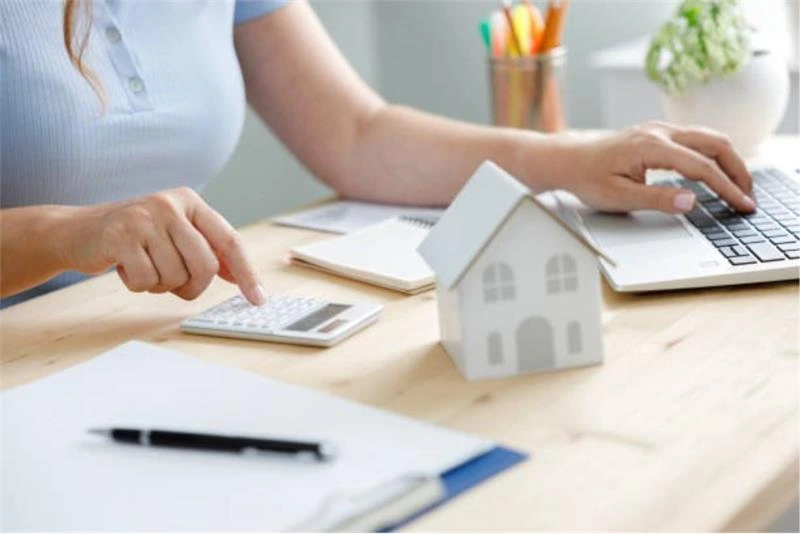 homeowner calculating early repayment charge on a UK mortgage
